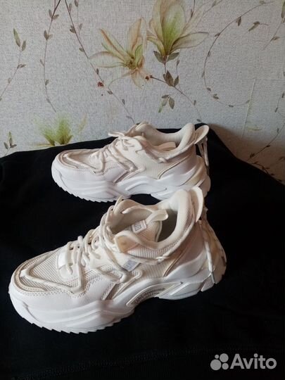 Кроссовки женские