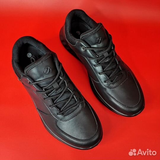 Обувь в темных тонах для активного отдыха