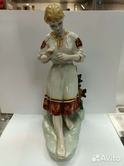Фарфоровая статуэтка.девушка С цветком, гадание