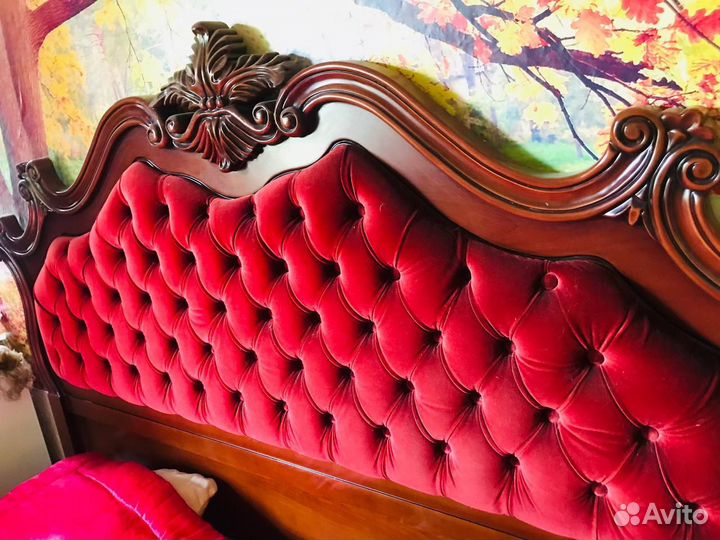 Роскошная итальянская кровать массив