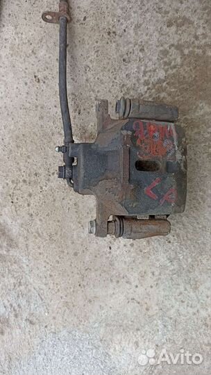 Toyota Yaris 1 левый передний суппорт