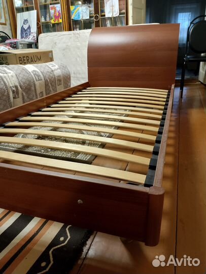 Кровать односпальная с ящиком и матрасом б/у