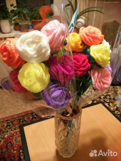 Букеты из вязаных роз