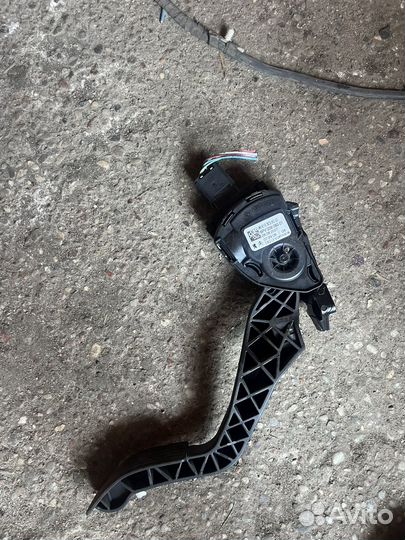 Peugeot 308 педаль газа