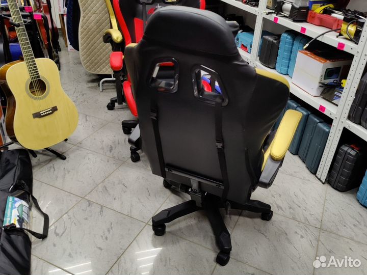 Компьютерное игровое геймерское кресло золотое