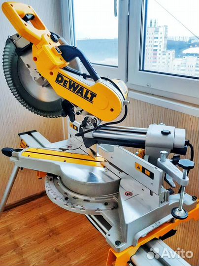 Пила Dewalt DWS 780 с столом