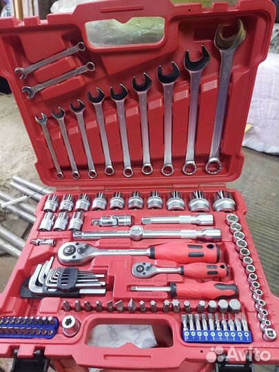 Набор инструментов для авто в чемодане