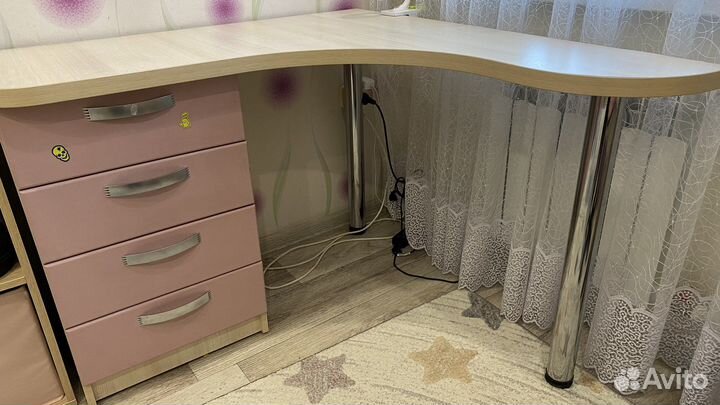 Угловой письменный стол с полками