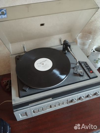 Виниловый проигрыватель ресивер, пластинки