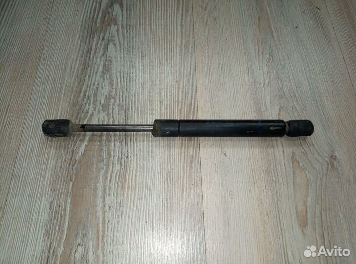 Амортизатор стойка багажника Nissan primera P12