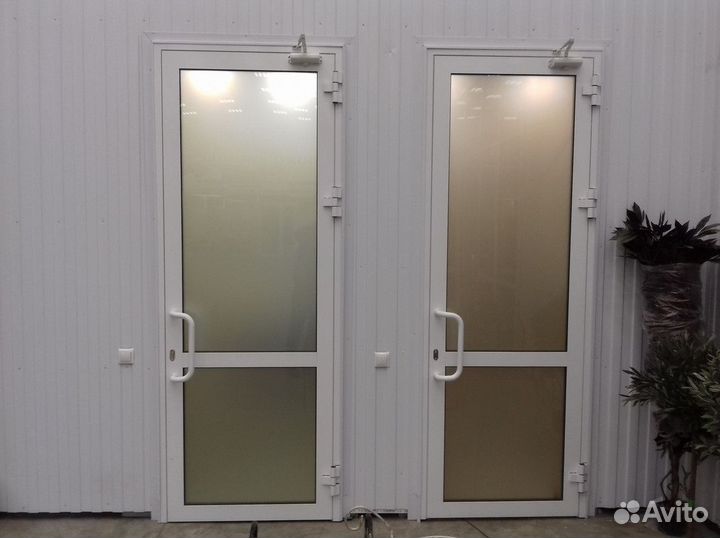 Дверь алюминиевая