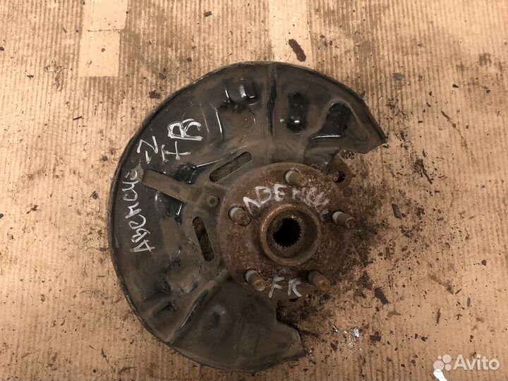 Toyota avensis кулак поворотный