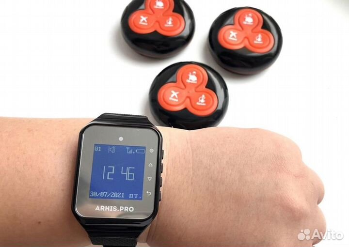 Кнопка вызова официанта в кафе и часы пейджер