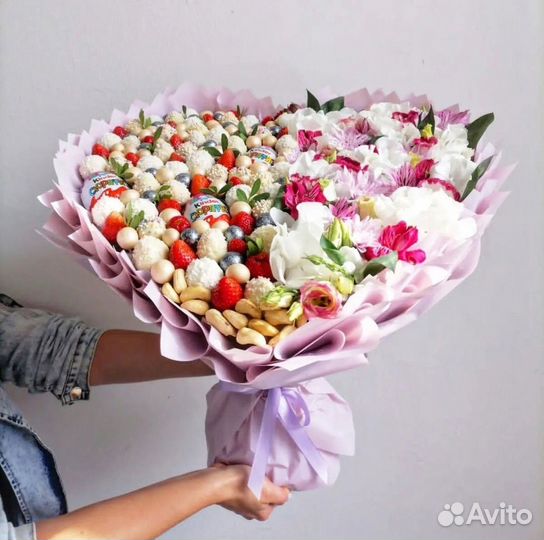 Съедобные букеты из клубники и шоколада