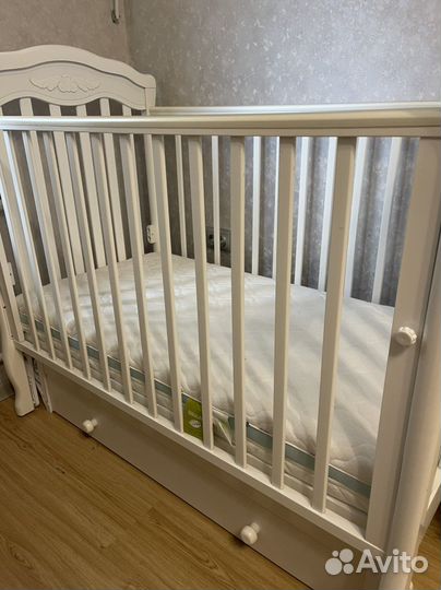 Детская кроватка с маятником и ящиком