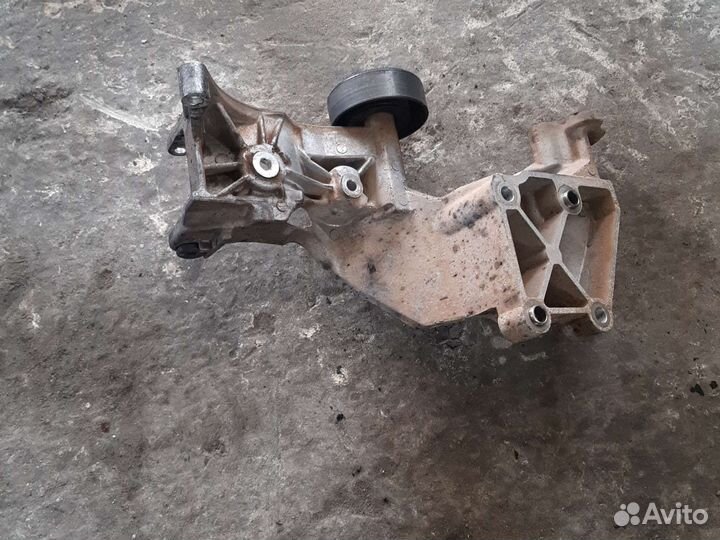 Кронштейн двигателя Hyundai Santa Fe 2.2 crdi