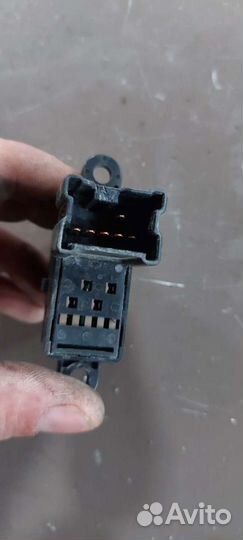 Кнопка стеклоподъёмника на Nissan Fuga