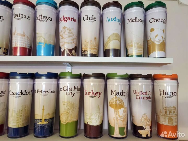 Коллекция из 100 кружек Starbucks