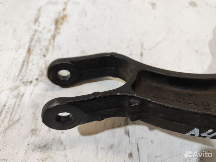 Кронштейн переднего амортизатора