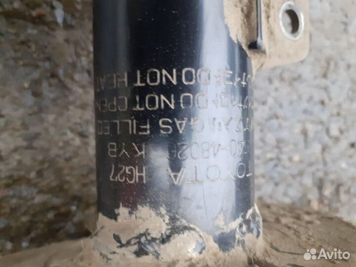 Стойки амортизатора задняя правая левая на Lexus