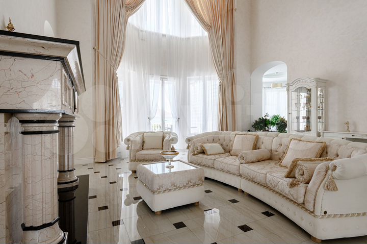 Дом 1013 м² на участке 2 га