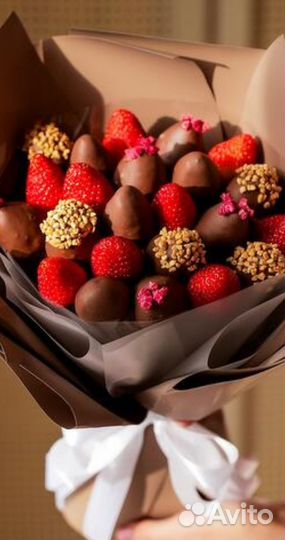 Большие букеты из клубники в шоколаде
