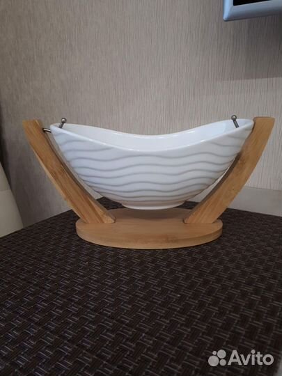 Блюдо на деревянной подставке 