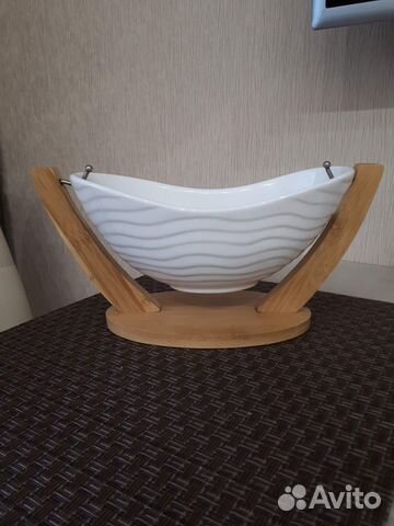 Блюдо на деревянной подставке 