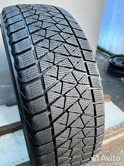Bridgestone Blizzak DM-V2 215/60 R17