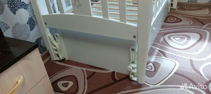 Детская кроватка с маятником и ящиком