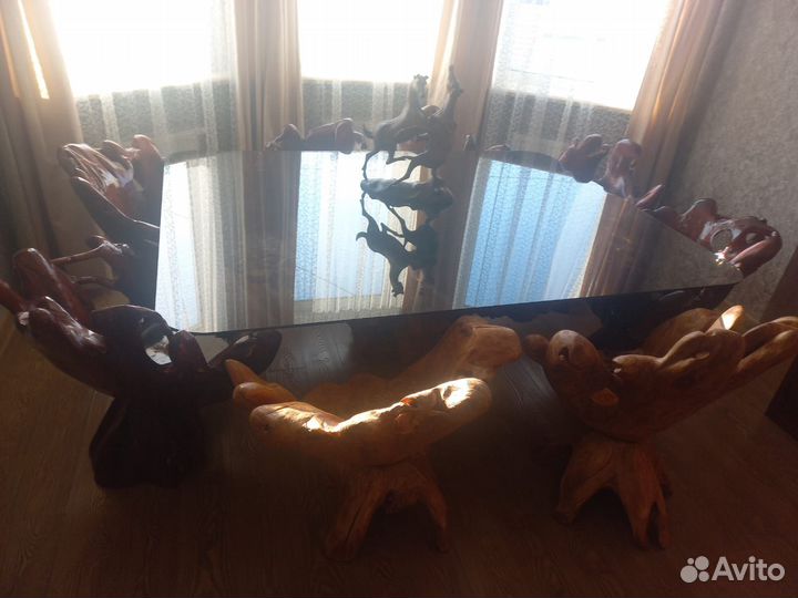 Стол со стульями