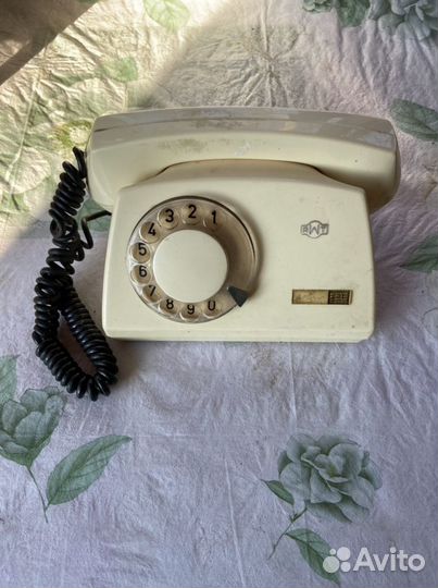 Старый телефонный аппарат