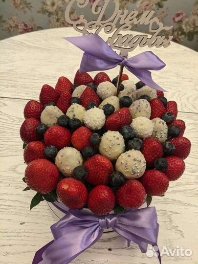 Шикарные букеты из клубники в шоколаде