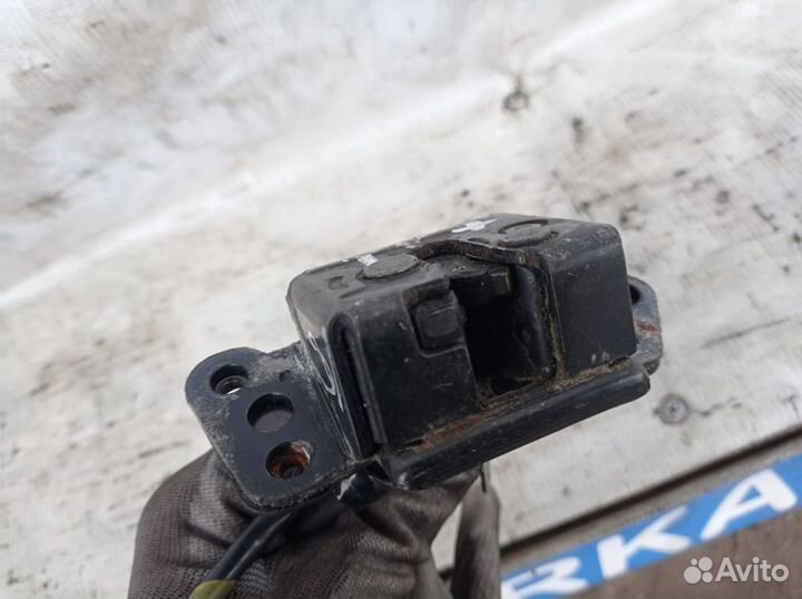 Замок багажника 4дв хэтчбек 2008г.Toyota Yaris 2