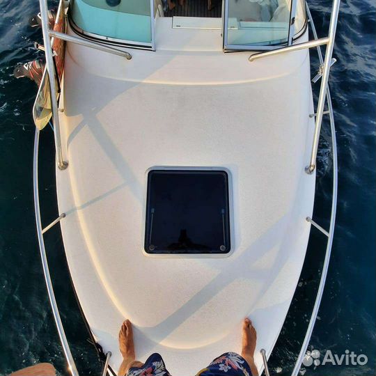 Каютный катер-буксировщик с прицепом