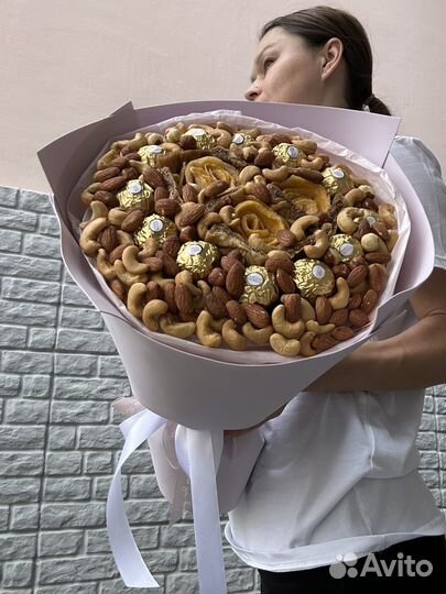 Букет с конфетами и манго