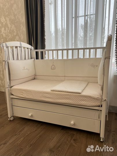 Детская кроватка с маятником