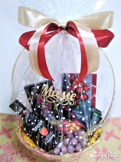 Подарочная корзина с чаем и сладостями для мамы