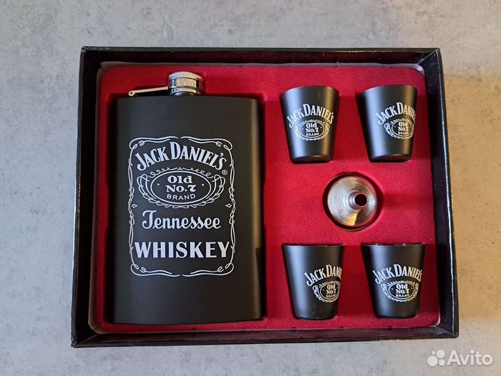 Подарочный набор стопки с флягой