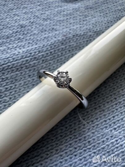Кольцо с бриллиантом