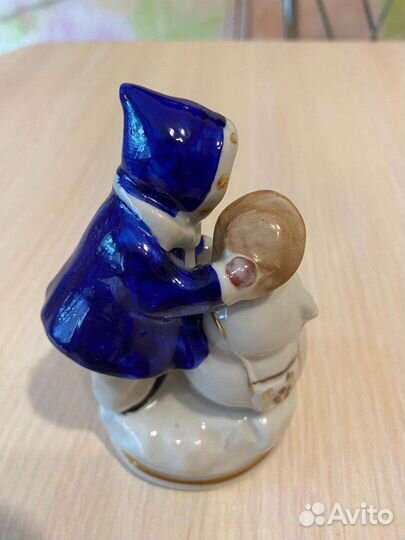 Фарфоровая статуэтка Городница