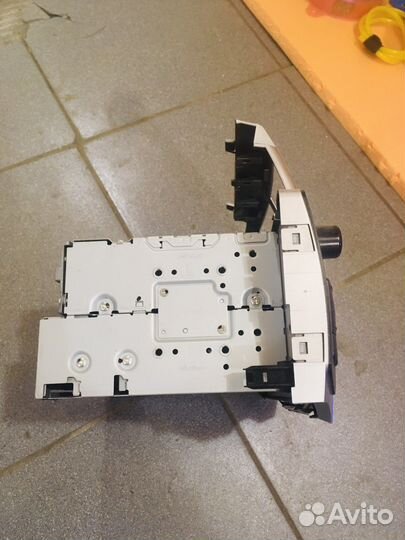 Продам оригинальную магнитолу toyota yaris 2008