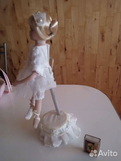 Кукла фарфоровая коллекционная