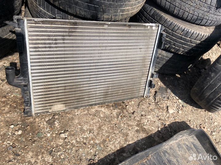 Радиатор охлаждения двигателя Renault Logan седан
