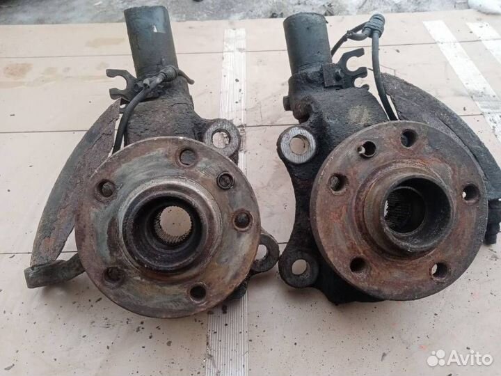 Кулак Volkswagen Sharan 2-й рест. 2005