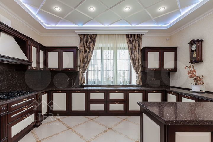 Коттедж 377 м² на участке 9 сот.