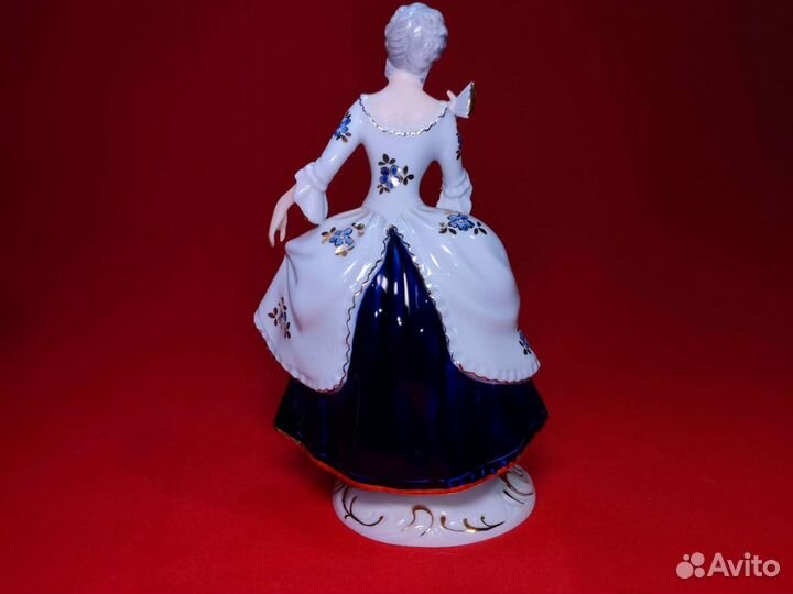 Статуэтка фарфоровая 