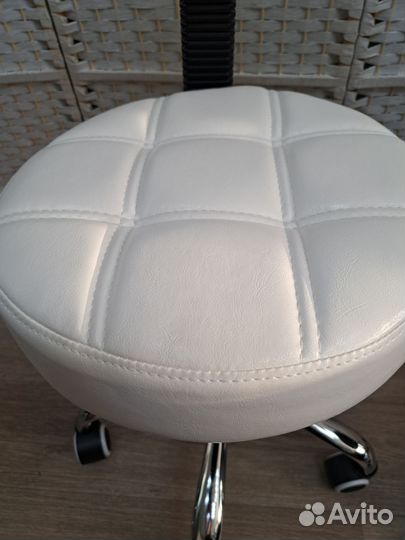 Стул на колесиках