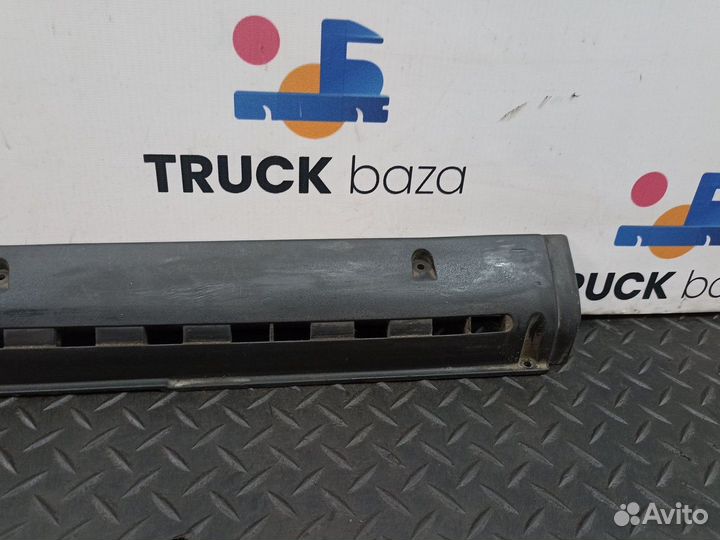 1297410 Накладка торпедо правая