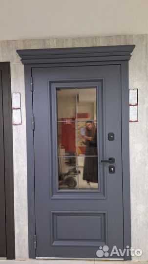Входная дверь новая с витрины уличная и квартирная